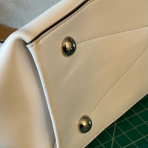 👑 Louis Vuitton White and Tan Minimalist Shoulder Bag (bucket bag) - Picture 4 of 11